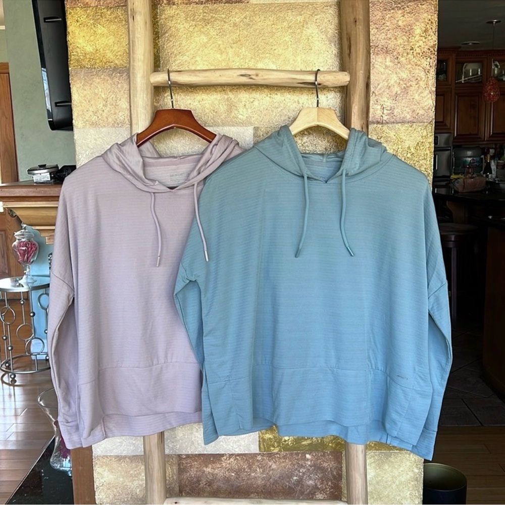 ✨ BUNDLE ✨ 2 Piece Mondetta Women’s Longsleeve Shirts With Hood, Size Small